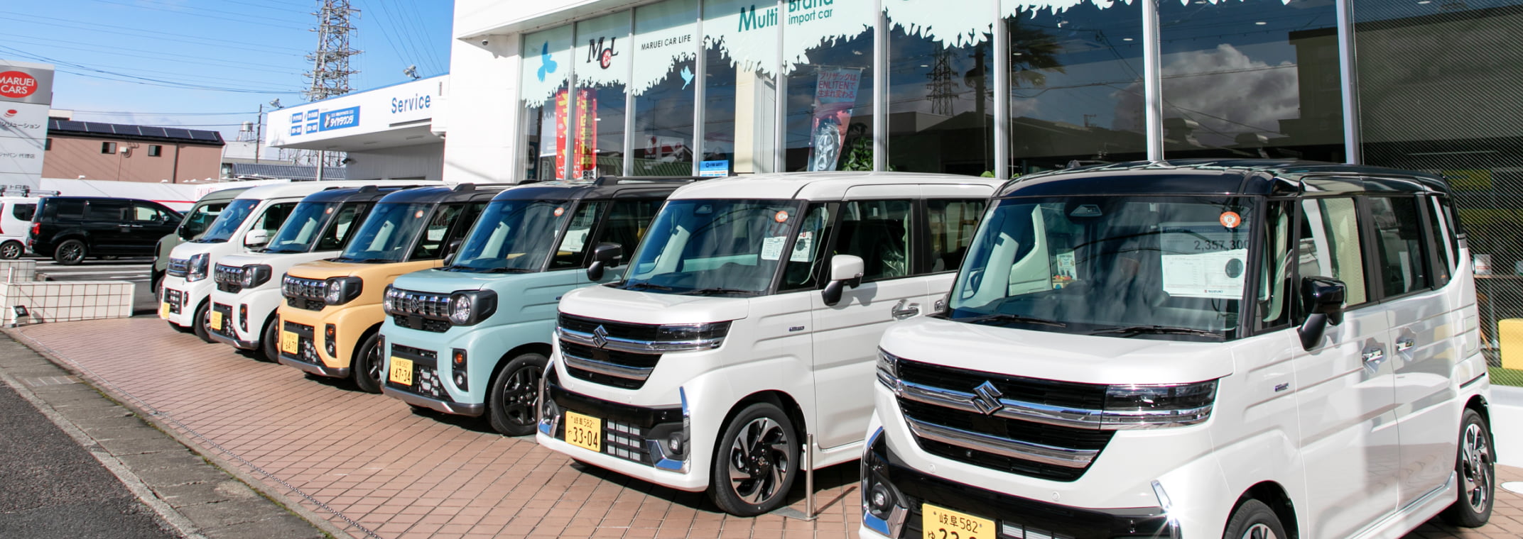 店舗前に車が並んでいる様子